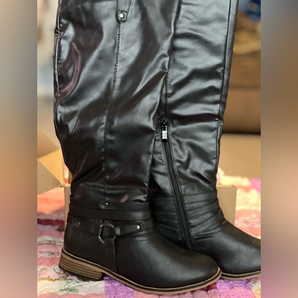 Journee Collection Walla Boots in Black size 7 1/2. - Picture 6 of 7